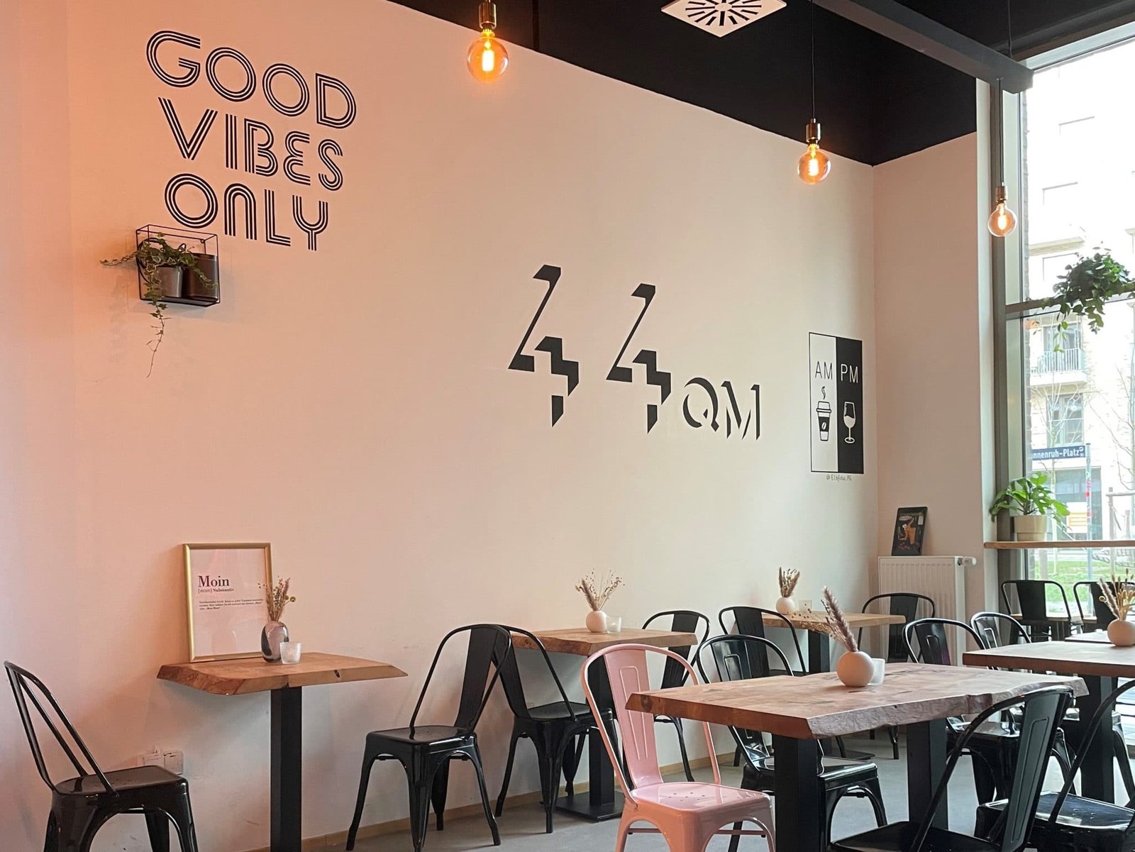 44QM - Cafés in the neighborhood 1