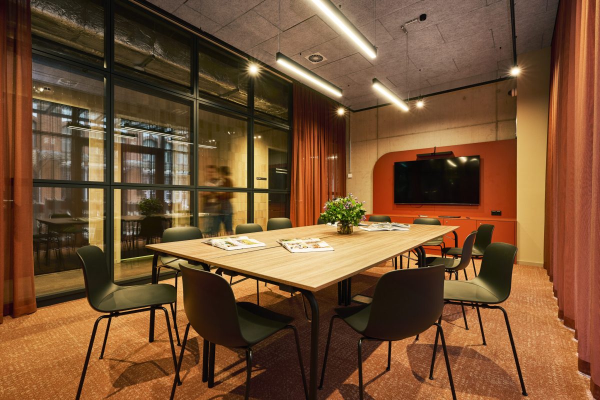 Conference room at HAVENS LIVING Berlin Charlottenburg with big table chairs